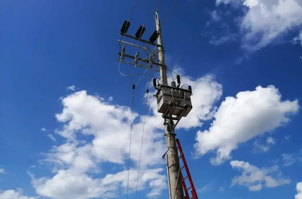 Vestida de estructura R550 y montaje del transformador de 30KVA